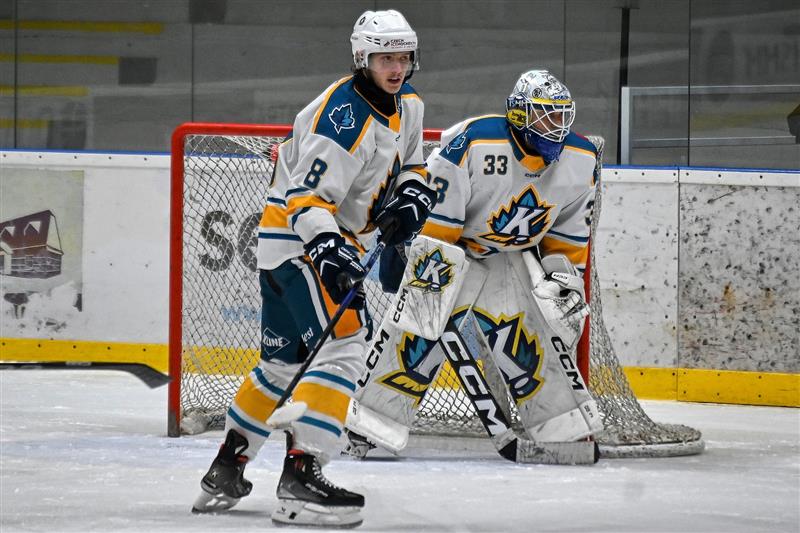 Hokejisté Kopřivnice (na snímku gólman Andreas Kubáň a obránce Petr Kelnar) v tomto utkání doma přetlačili Techniku Brno až po samostatných nájezdech.