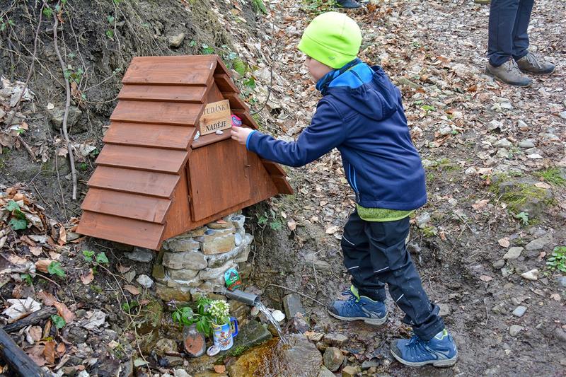 Studánka Naděje, která vyvěrá u cesty zhruba v polovině svahu Červeného kamene, je jedna z mála, jejíž voda byla po laboratorních rozborech označena za pitnou.