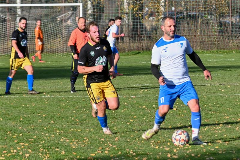 Fotbalisté Vlčovic-Mniší (bílé dresy, s míčem Roman Vrba) v tomto duelu otočili špatný vývoj a doma porazili Janovice 3:2.