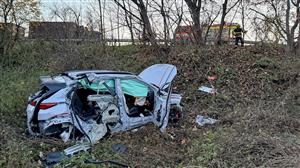 Totálně zdemolovaný osobní vůz po nehodě kousek od Vlčovic museli hasiči komplikovaně vyzvedávat za pomoci speciální techniky.