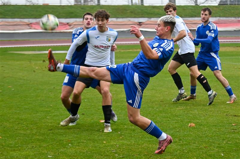 Fotbalisté Kopřivnice v posledním domácím duelu podzimu prohráli s vedoucími Petrovicemi. Na snímku v modrých dresech zleva domácí Filip Kudělka, Patrik Keller a Jan Tkáč.
