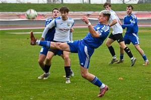 Fotbalisté Kopřivnice v posledním domácím duelu podzimu prohráli s vedoucími Petrovicemi. Na snímku v modrých dresech zleva domácí Filip Kudělka, Patrik Keller a Jan Tkáč.