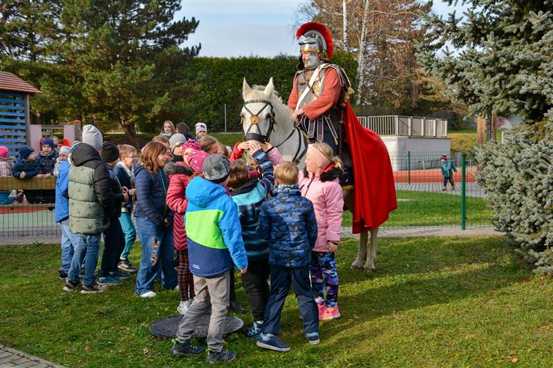 Na pozvání ZŠ 17. listopadu navštívil areál školy sv. Martin na bílém koni. Jeho představení svatomartinské legendy bylo vrcholem projektového dne, 11. listopadu si jej ale užili i obyvatelé města, protože neplánovaně projel Kopřivnicí.