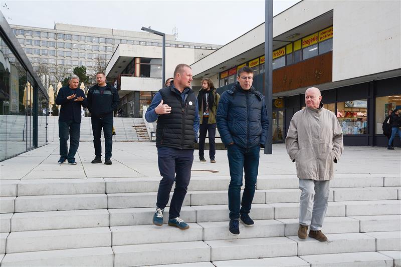 Zástupci vsetínské radnice si v doprovodu místních kolegů prohlédli také zrekonstruované Nové náměstí, kde se radnici podařilo redukovat reklamní smog.