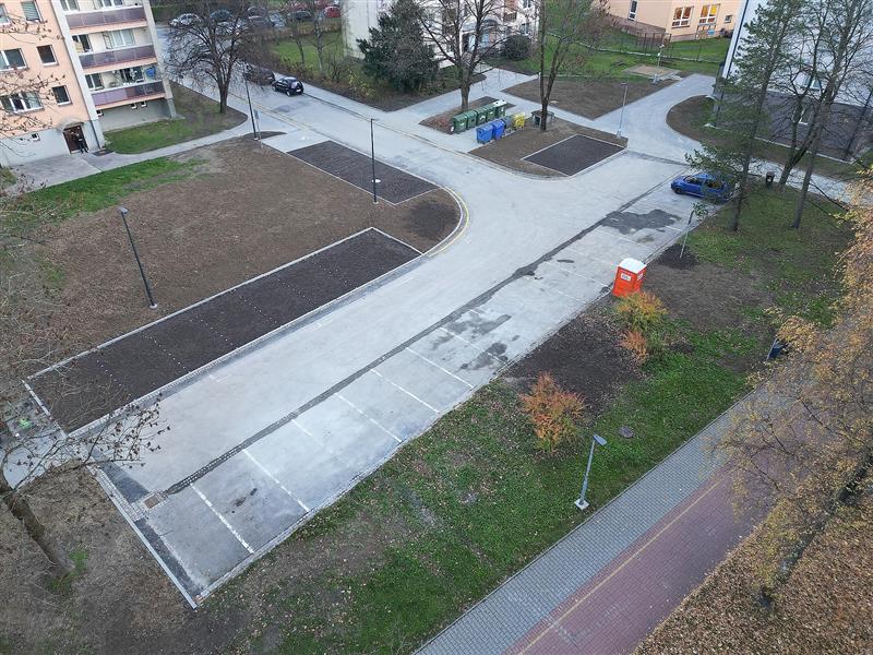 Pohled na zrekonstruovanou část ulice Dvořákovy, kde vznikla nová parkovací místa.