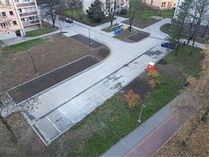 Pohled na zrekonstruovanou část ulice Dvořákovy, kde vznikla nová parkovací místa.