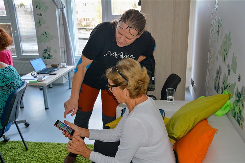 Senioři se pod vedením instruktorek z místního skautu učí ovládat své chytré mobily. O kurzy je mezi seniory velký zájem.