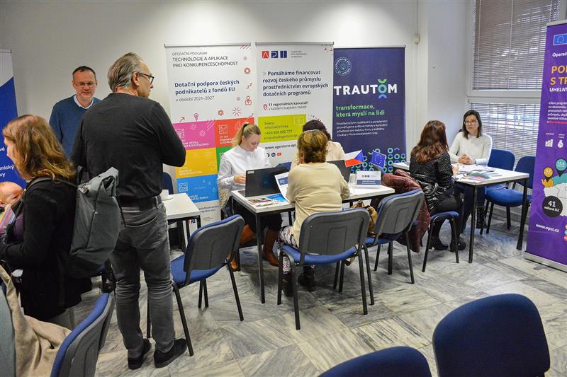 Zástupci institucí, kteří pod hlavičkou agentury CzechInvest radili zájemcům s podporou podnikání, se v Kopřivnici nenudili. Zájem o jejich služby byl velký.