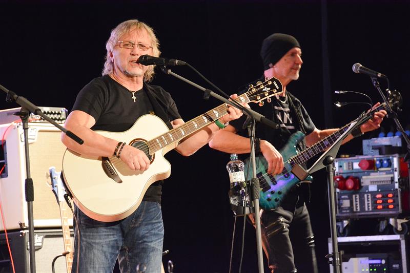 Dalibor Janda na kopřivnickém koncertě své fanoušky neochudil o žádný ze svých hitů. Po víc jak dvouhodinovém vystoupení navíc následovala autogramiáda.