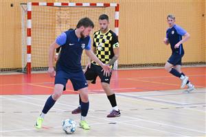 Futsalisté FU Kopřivnice doma remizovali s VŠB-TU Ostrava 4:4, na snímku z utkání zprava v modrém Jakub Balhárek a s míčem střelec vyrovnávací branky Karel Michlík. FOTO: MAREK HAVRAN