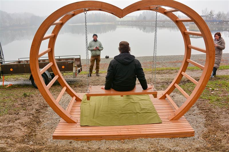 V závěru listopadu se Větřkovická přehrada dočkala opožděného dárku ke svým letošním padesátinám. „Lovečka“ s houpačkou byla instalována na hlavní pláži. FOTO: DAVID MACHÁČEK