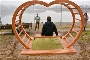 V závěru listopadu se Větřkovická přehrada dočkala opožděného dárku ke svým letošním padesátinám. „Lovečka“ s houpačkou byla instalována na hlavní pláži. FOTO: DAVID MACHÁČEK