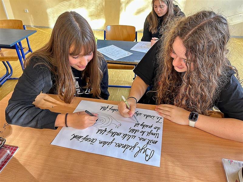 Školáci si tvorbu limerik užívali. Skládali básničky, které doplňovali obrázky. Do akce na podporu čtenářské kreativity se zapojilo přes 800 žáků.  FOTO: ARCHIV MAP