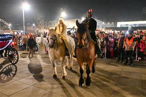 Mikuláše 5. prosince na kopřivnické Nové náměstí doprovodili tradičně andělé i čerti na koních a tentokrát také na chůdách. Mikulášskou jízdu si nenechaly ujít stovky lidí.