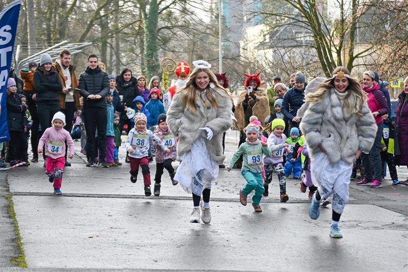 Mikulášský běh, který se konal před kopřivnickým městským úřadem, přilákal na start téměř stovku startujících dětí od sotva tříletých po jedenáctileté.