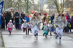Mikulášský běh, který se konal před kopřivnickým městským úřadem, přilákal na start téměř stovku startujících dětí od sotva tříletých po jedenáctileté.
