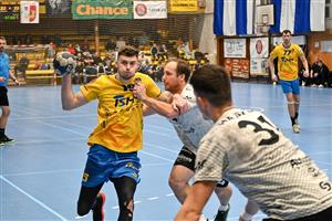 Házenkáři Kopřivnice (ve žlutém s míčem Jakub Flajsar, v pozadí Anton Tsitko) v posledním domácím předvánočním duelu ztratili body v poslední minutě.