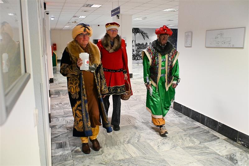 Koledníci Charity navštívili přímo na Tři krále i kopřivnickou radnici. Zdejší domácnosti pak obcházeli až do včerejška.