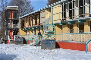 Už v závěru minulého týdne započalo postupné rozebírání budovy zdejšího koupaliště. Demolice by měla být dokončena zhruba za dva měsíce.