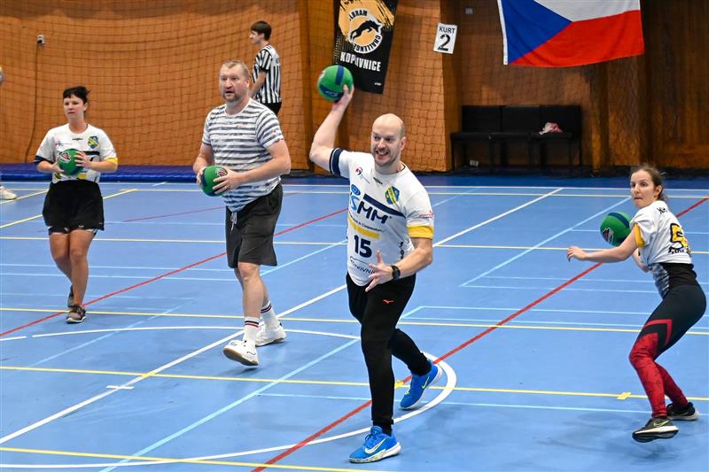 Dramatický starostův novoroční turnaj, na kterém bojovalo šest smíšených družstev, po zásluze opanoval tým ZŠ 17. listopadu.