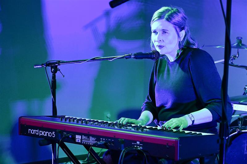 Minulý pátek ve Vile Machů nabídl hned dvě hudební setkání. Nejdřív si publikum užilo víc recitál Moniky Lohrer. Ve výběru autorských především s českými texty se vyznala ze svých myšlenek, pocitů i vášně k hudbě. Druhá polovina koncertu pak patřila kytar