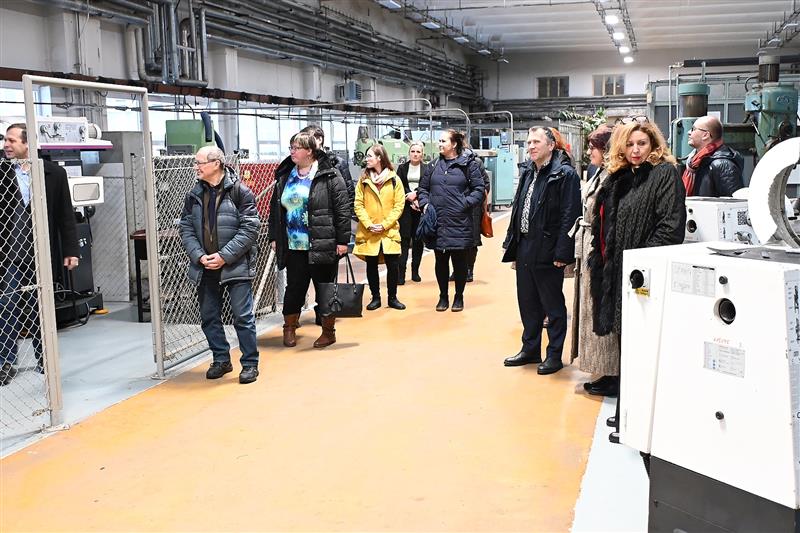 Členové Rady pro rozvoj lidských zdrojů si v úvodu prvního letošního setkání prošli dílny Střední školy a Vyšší odborné školy Kopřivnice