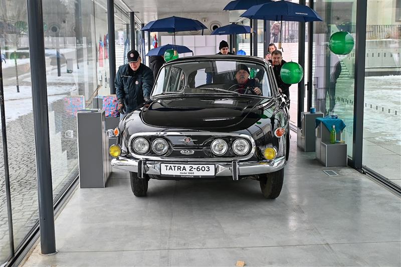 V pátek 23. ledna dostal výstavní pavilon na Novém náměstí nového automobilového nájemníka – stříbrnou T87 střídá Tatra 2–603. Osmdesátsedmička, která s tříměsíční pauzou přitahovala pozornost od srpna 2023, se vrací do expozice muzea osobních automobilů.