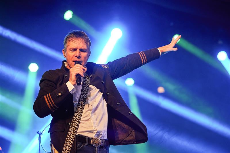 Hlavní hudební hvězdou letošního Obecního plesu v kulturním domě byl zpěvák Janek Ledecký se svou kapelou. Zábava se letos odehrávala v kulisách Titanicu a účastníci se bavili do ranních hodin.