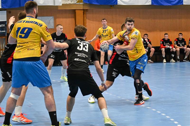 Házenkáři Kopřivnice jsou těsně před startem jarní části extraligy. Na snímku z přípravného utkání se obranou Piotrkówa probíjí Jakub Flajsar (s míčem).