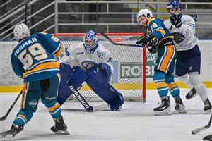 Hokejisté Kopřivnice brali doma s Bobry tři body, na brankáře hostí Ševců střílí kapitán Forman, v souboji před brankou Suchý, oba dvougóloví střelci vítězů.