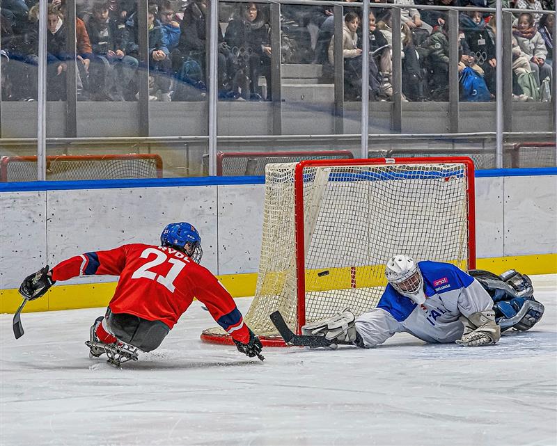 Je tam! Matyáš Frýdl v utkání s Itálií právě střílí svůj premiérový reprezentační gól a jen potvrzuje svůj velký potenciál v parahokejové reprezentaci ČR.