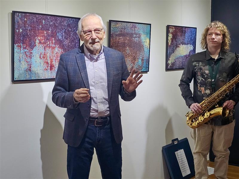 Ostravský výtvarník Dalibor Andrýsek na vernisáži své aktuální výstavy v Lašském muzeu.