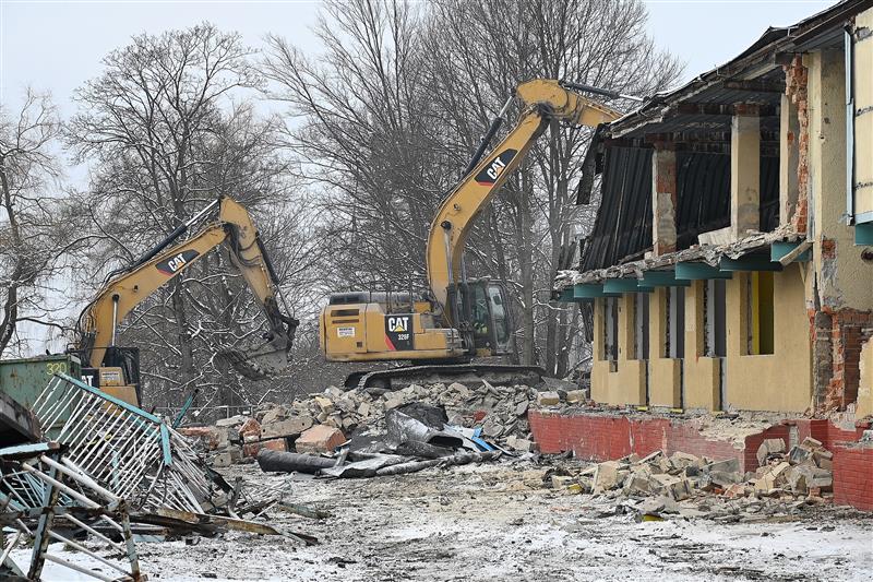 V úterý 3. února se těžké demoliční stroje zakously do provozní budovy koupaliště. Do konce týdne byl objekt zbourán a nyní bude firma pokračovat částečnou demolicí bazénových van.