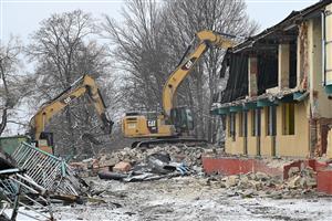 V úterý 3. února se těžké demoliční stroje zakously do provozní budovy koupaliště. Do konce týdne byl objekt zbourán a nyní bude firma pokračovat částečnou demolicí bazénových van.