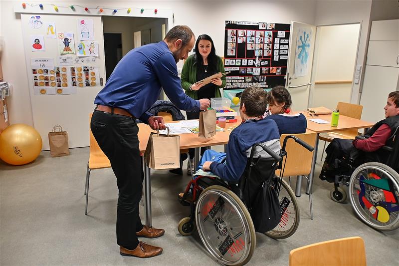 Denní stacionář Kopretina slavil čtvrtstoletí fungování v Kopřivnici. Aktuálně služba pomáhá 18 klientům se středně těžkým a těžkým postižením.