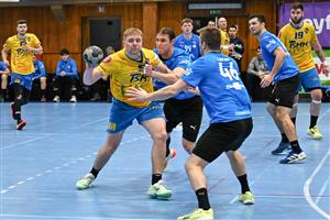 Házenkáři KH ISMM Kopřivnice (žluté dresy, s míčem Marek Bukovský) se Zlínem vymazali tříbrankové manko a díky obratu ve druhé půli urvali cenné bod.