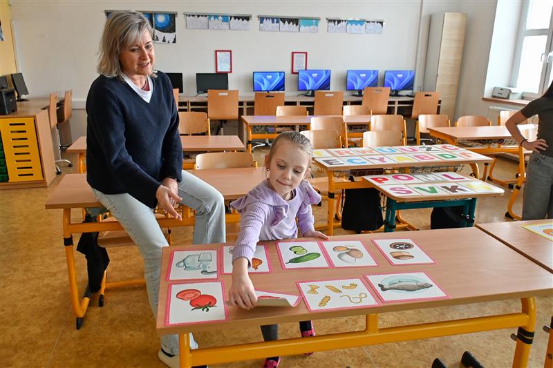 Nejen v Základní škole v Lubině proběhly před týdnem zápisy dětí do prvních tříd. Z 308 dětí, které byly u zápisů přezkoušeny, u 58 avizovali rodiče možnost odkladu. Kolik jich nakonec v září usedne do lavic, bude jasno koncem prázdnin.