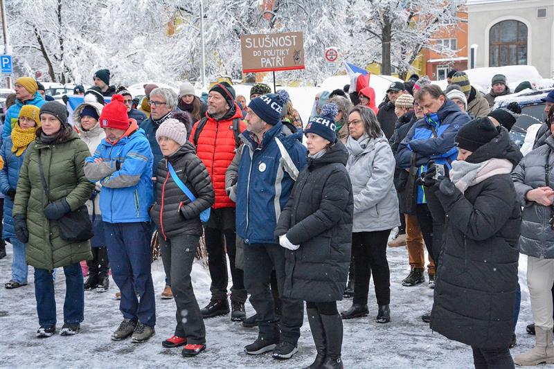 V neděli odpoledne se na kopřivnickém Masarykově náměstí sešli lidé na shromáždění, pořádaném na podporu demokracie, slušné politiky a prezidenta Petra Pavla.