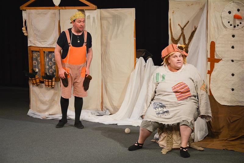 Únorovou nedělní pohádku přivezlo činoherní Divadlo Kapsa. Na zpola zaplněný sál místního kina čekalo 15. února tematické představení k masopustnímu období.