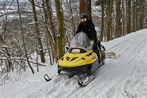 Díky sněhové nadílce Správa sportovišť Kopřivnice mohla pro běžkaře připravit také oblíbenou trasu okolo Červeného kamene. Příznivci bílé stopy využili i dráhy na letním stadionu.
