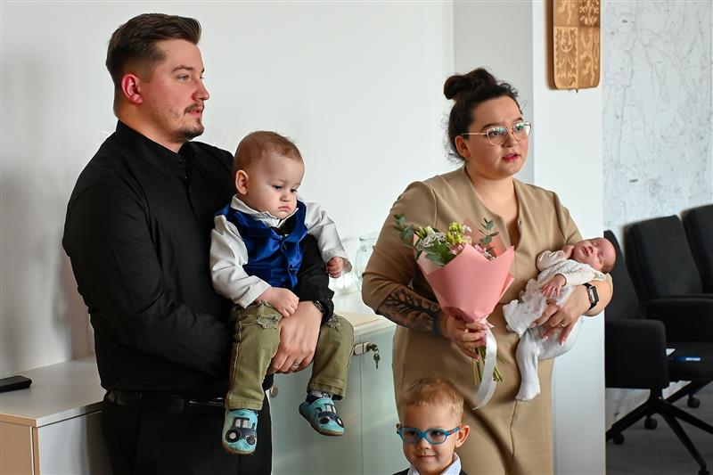 Malou Madgalénu doprovodili na přijetí na radnici nejen rodiče, ale oba starší bratři.