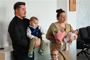 Malou Madgalénu doprovodili na přijetí na radnici nejen rodiče, ale oba starší bratři.