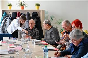 Před týdnem se ve dvou skupinách uskutečnily dva čtyřhodinové kurzy, na kterých se senioři učili ovládat chytré mobily.