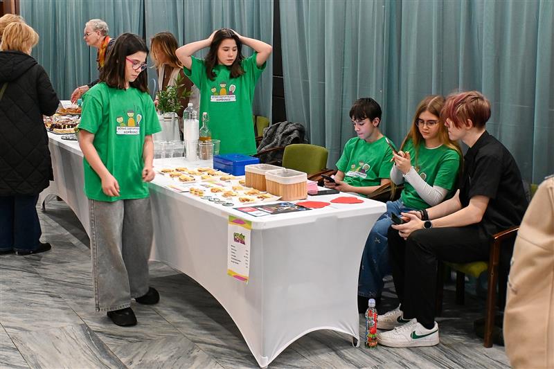 Dětští zastupitelé prodávali na premiérovém Tržištěku své výroby a výtěžek poslali na dobročinnou sbírku, kterou pořádá místní hokejový klub.