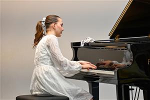 ZUŠ Zdeňka Buriana pořádala okresní přehlídku talentovaných klavíristů. Do školy dorazilo přibližně 35 mladých hudebníků. Soutěž se koná pravidelně a slouží jako předvýběr pro krajskou přehlídku ve Frýdku-Místku.