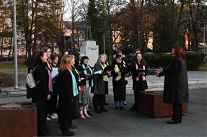 Kopřivnice si v pondělí připomněla 176. výročí narození Tomáše Garrigua Masaryka. U jeho pomníku na náměstí krátce vystoupil sbor Cantus Venuste. Květiny k prezidentově soše položili zástupce města a Masarykova demokratického hnutí a o aktuálních konflikt