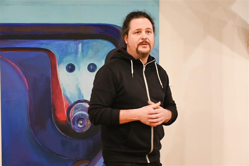 Obrazy malíře Ondřeje Tkačíka budou v Muzeu na Fojtství k vidění už jen do konce tohoto týdne.