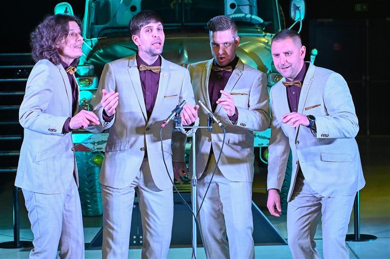 Komplikované harmonie barbershopových aranží písní z repertoáru kvarteta NoTimers zněly přesně před týdnem Muzeem nákladních automobilů Tatra. Čtveřice hudebníků si pro svůj hudební program vybrala kulisy historických vozů a uvedl jej před expedičním spec