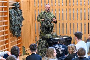 Součástí projektového dne bylo i podrobné seznámení s výstroji vojáků české armády.