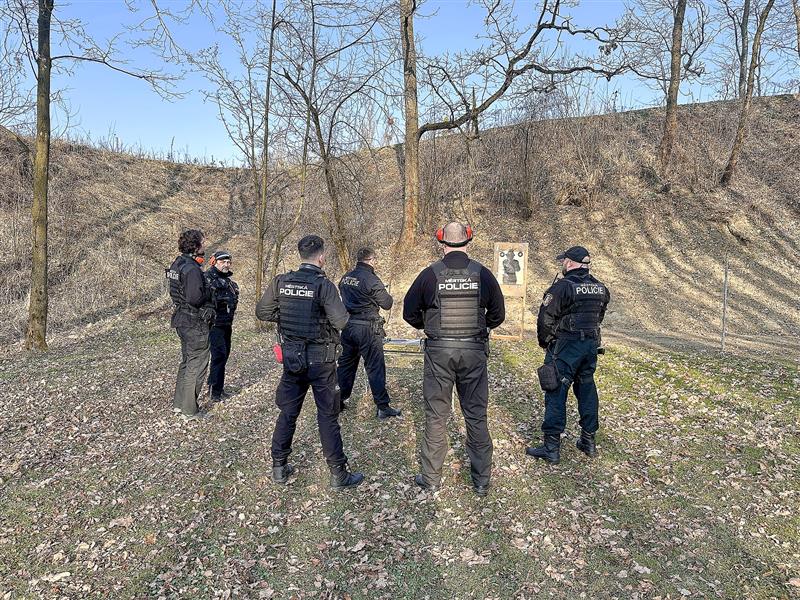 V minulém týdnu v rámci pravidelného výcviku absolvovali kopřivničtí městští strážníci střelby na střelnici v Sedlnicích.